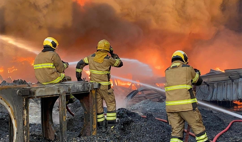 7 فرق إطفاء تسيطر على حريق في مصنع بمنطقة أمغرة 7 فرق إطفاء تسيطر على حريق في مصنع بمنطقة أمغرة