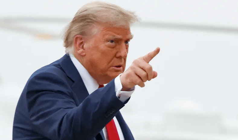 ترامب: من يعارضون الرسوم الجمركية &laquo;حمقى&raquo;.. نحن الآن أغنى دولة والأكثر احتراماً في العالم