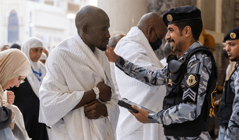 السعودية.. القوات الخاصة لأمن الحج والعمرة تجسّد القيم السعودية الأصيلة في خدمة ضيوف الرحمن السعودية.. القوات الخاصة لأمن الحج والعمرة تجسّد القيم السعودية الأصيلة في خدمة ضيوف الرحمن