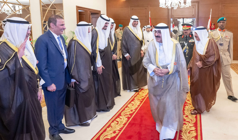 سمو الأمير يغادر البحرين بعد ترؤسه وفد الكويت في القمة الخليجية