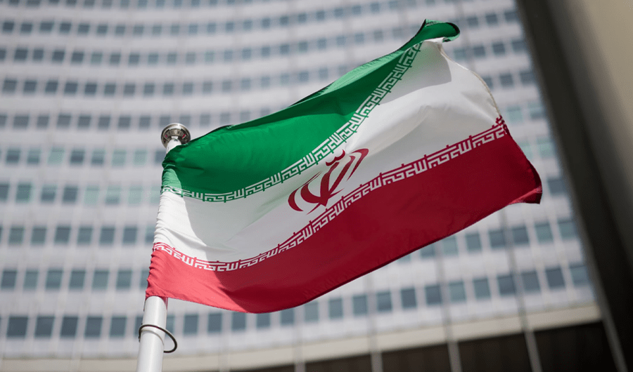 إيران تحتجز ناقلة نفط أجنبية.. و16 من أفراد طاقمها بتهم جنائية