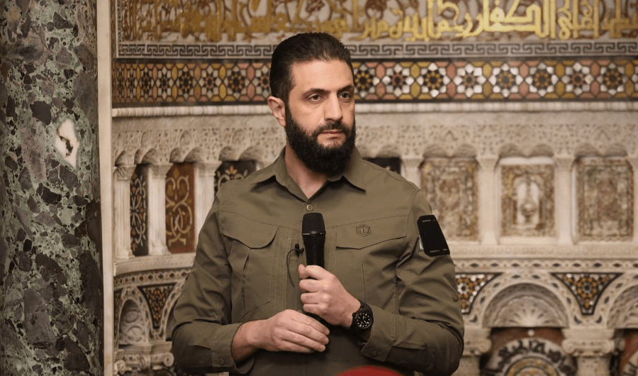 الشرع يضع قطعة من ستار الكعبة المشرّفة في المسجد الأموي