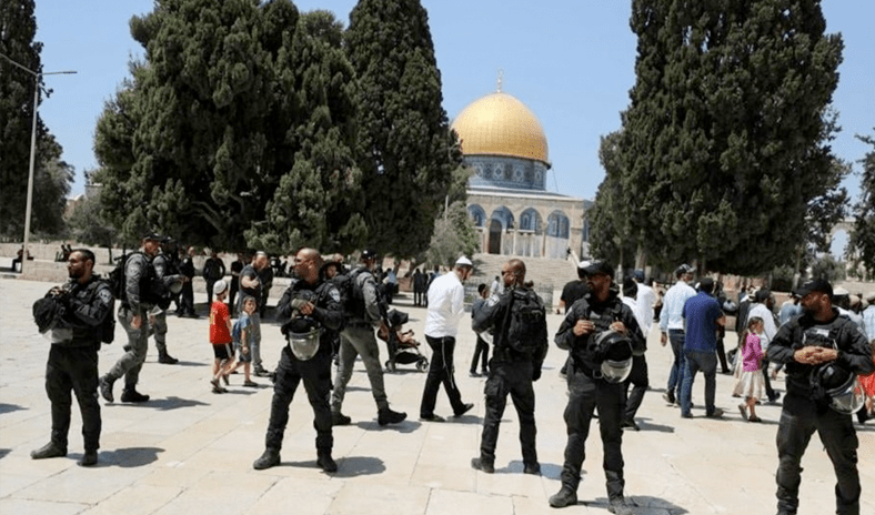 عشرات المستوطنين يقتحمون المسجد الأقصى بحماية شرطة الاحتلال