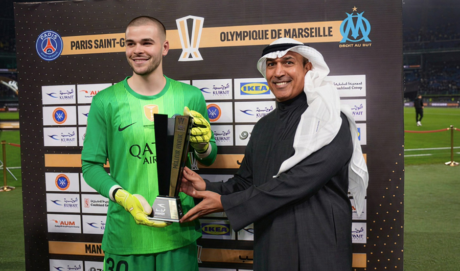 الخطوط الكويتية تكرّم حارس باريس سان جيرمان بجائزة «رجل المباراة» الخطوط الكويتية تكرّم حارس باريس سان جيرمان بجائزة «رجل المباراة»