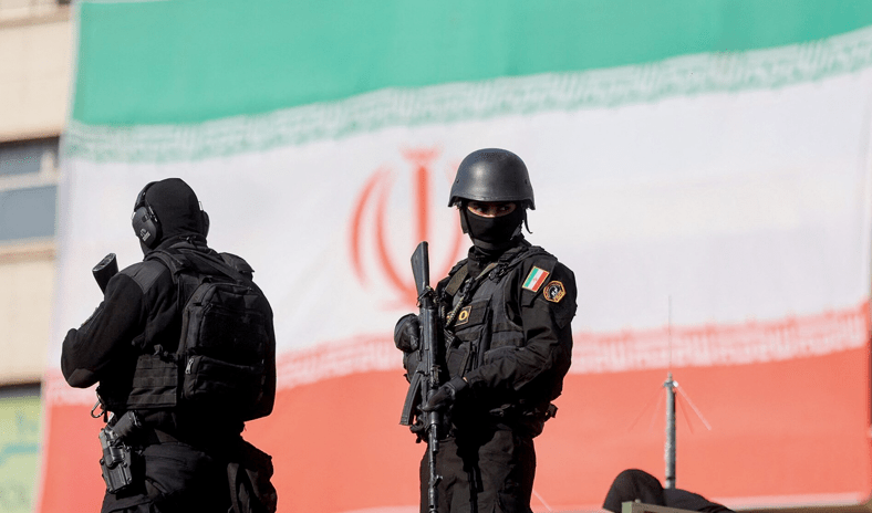 إيران تهدد بقصف مواقع أمريكية وواشنطن تسحب أفرادا من قواعدها بالمنطقة