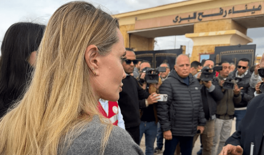 أنجلينا جولي تزور &laquo;معبر رفح&raquo;.. للاطلاع على أوضاع المصابين الفلسطينيين