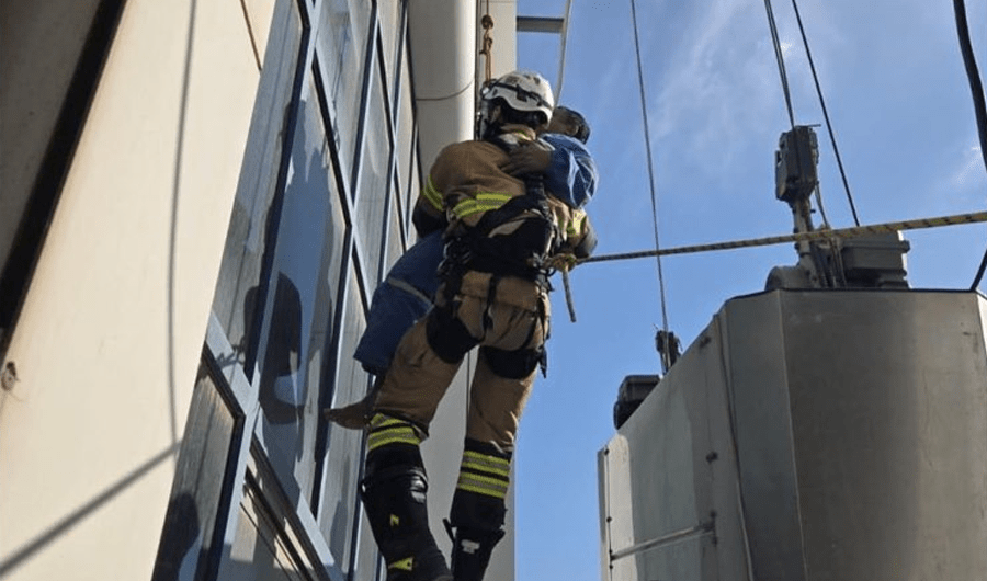 فرق الإطفاء تتعامل مع انحشار عامل احتجزته رافعة الصيانة