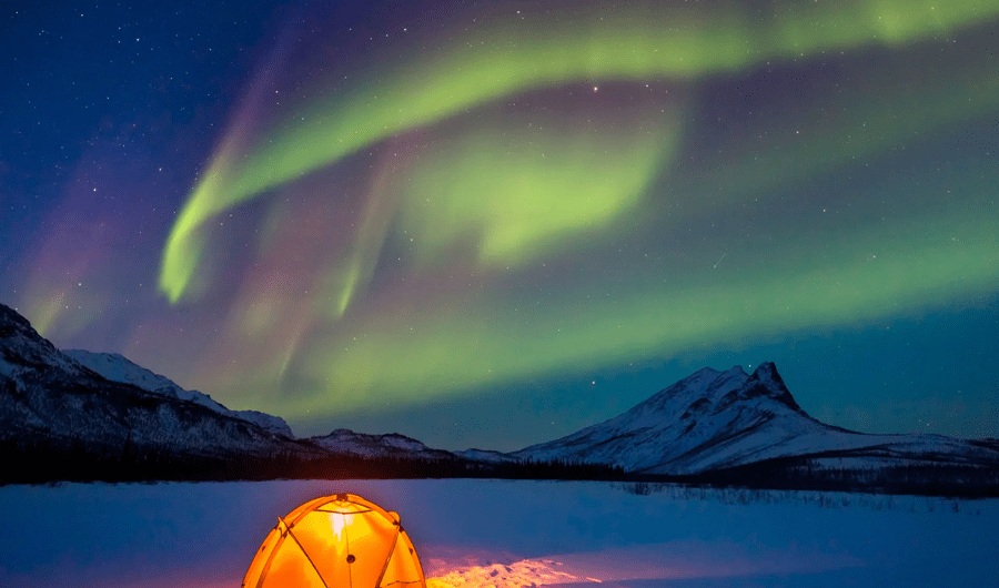 &laquo;الشفق القطبي&raquo;.. لوحة أثيرية تروي قصة التفاعل المذهل بين الشمس والأرض