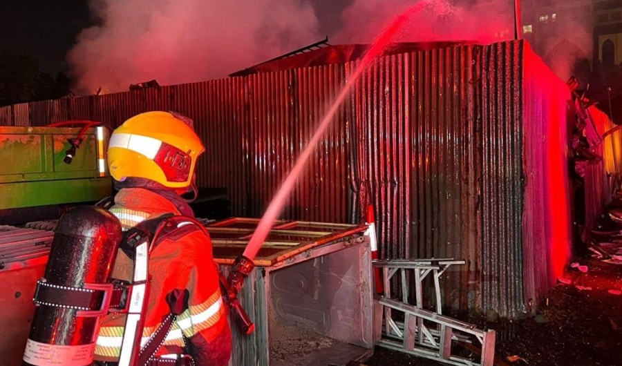 «الإطفاء» تُسيطر على حريق سكن عمال بالرقعي «الإطفاء» تُسيطر على حريق سكن عمال بالرقعي