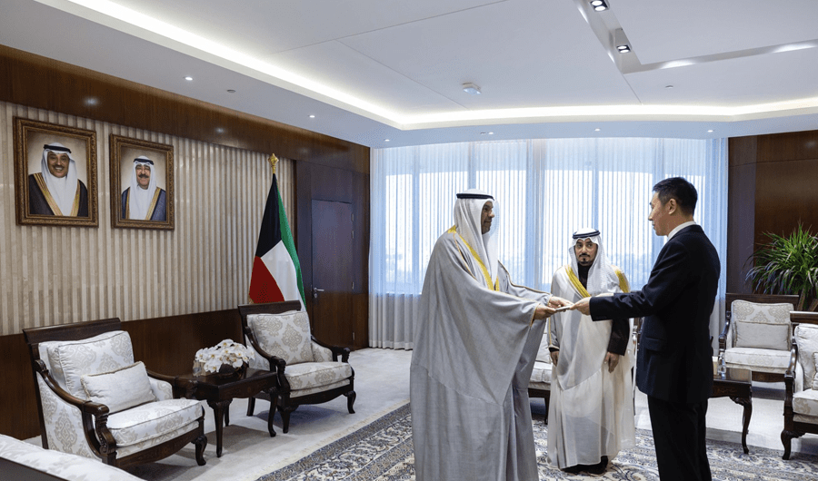 وزير الخارجية يتسلّم نسخة من أوراق اعتماد السفير الصيني لدى البلاد
