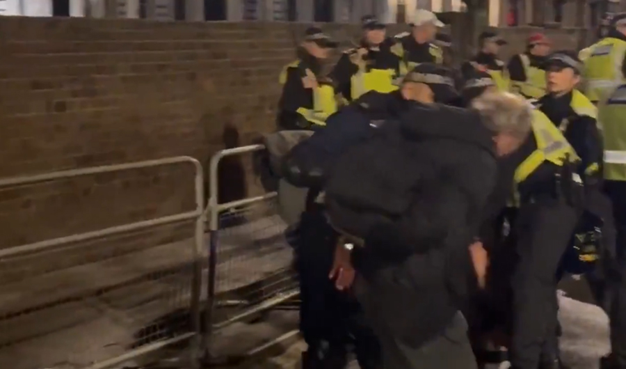 اشتباكات عنيفة مع متظاهرين أمام السفارة الإيرانية في لندن ومحاولة إزالة العلم عن المبنى