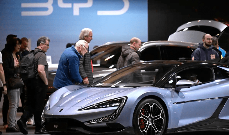 &laquo;بي واي دي&raquo; تكسر رقم تسلا وتصبح أكبر بائعة سيارات كهربائية في العالم