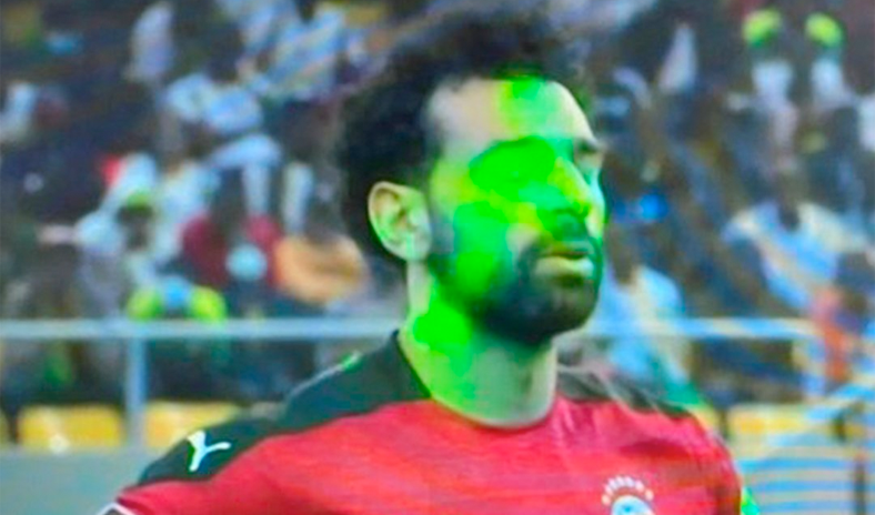 السنغال تستدعي «مشجع الليزر» إلى المغرب لحضور مباراة نصف النهائي أمام مصر السنغال تستدعي «مشجع الليزر» إلى المغرب لحضور مباراة نصف النهائي أمام مصر