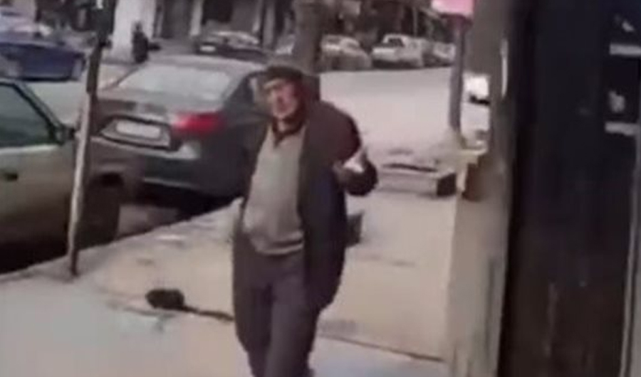 وسط الرصاص والقصف بحلب.. مسن سوري يسأل مقاتلاً عن بائع مشروبات كحولية