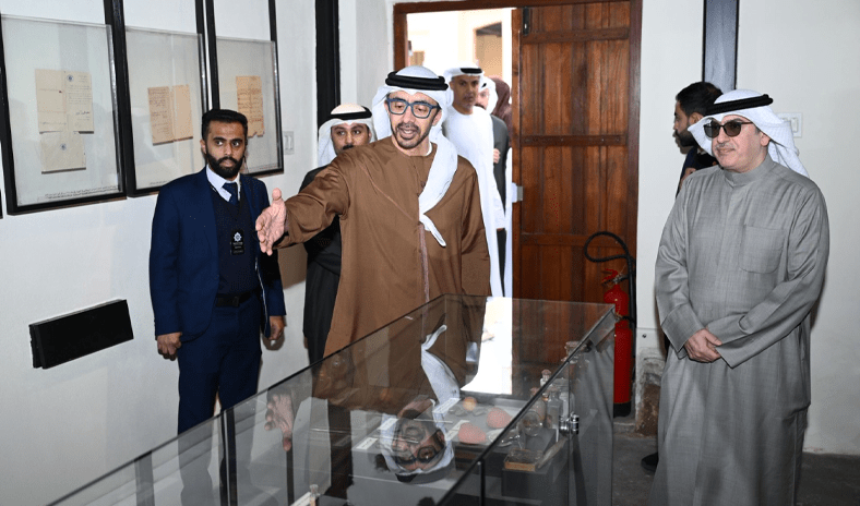 الشيخ عبدالله بن زايد يزور &laquo;كشك مبارك&raquo; أهم أحد المعالم التاريخية والتراثية في الكويت