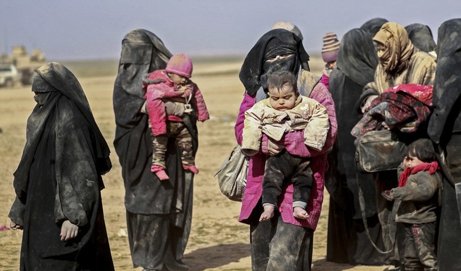 «وول ستريت جورنال»: فرار 15 إلى 20 ألفاً من مخيم الهول في سوريا «وول ستريت جورنال»: فرار 15 إلى 20 ألفاً من مخيم الهول في سوريا