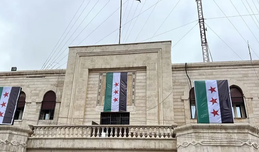 الحسكة.. رفع العلم السوري على مبنى المحافظة وتكليف مرشح «قسد» محافظا الحسكة.. رفع العلم السوري على مبنى المحافظة وتكليف مرشح «قسد» محافظا