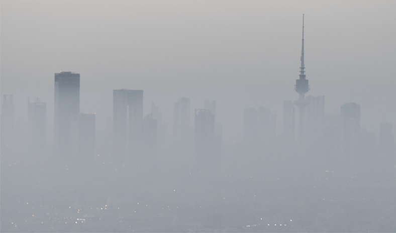 قمم ناطحات السحاب تعلو فوق الضباب في مشهد لافت يفيض بالدهشة والسكينة