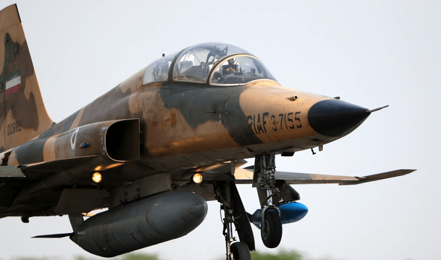 إيران.. مقتل طيار وإصابة آخر في تحطم طائرة حربية