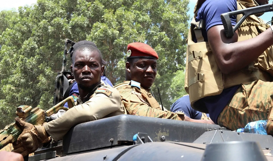 عشرات القتلى بهجوم مسلحين على صلة بالقاعدة في بوركينا فاسو