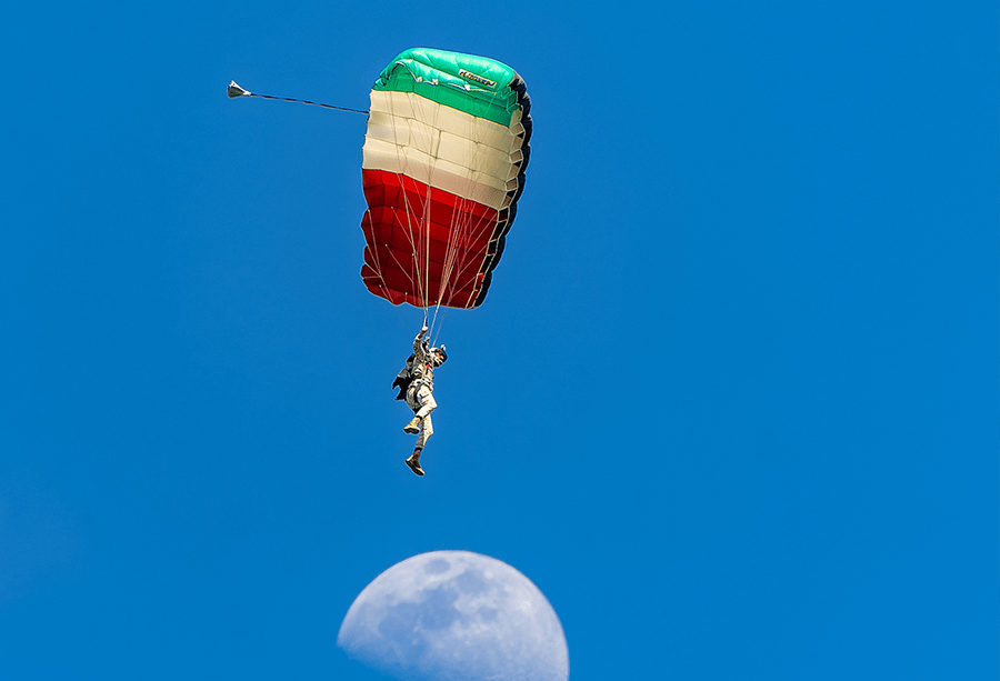 مظليو الجيش يزينون السماء بإنزال جوي احتفالاً بالأعياد الوطنية مظليو الجيش يزينون السماء بإنزال جوي احتفالاً بالأعياد الوطنية