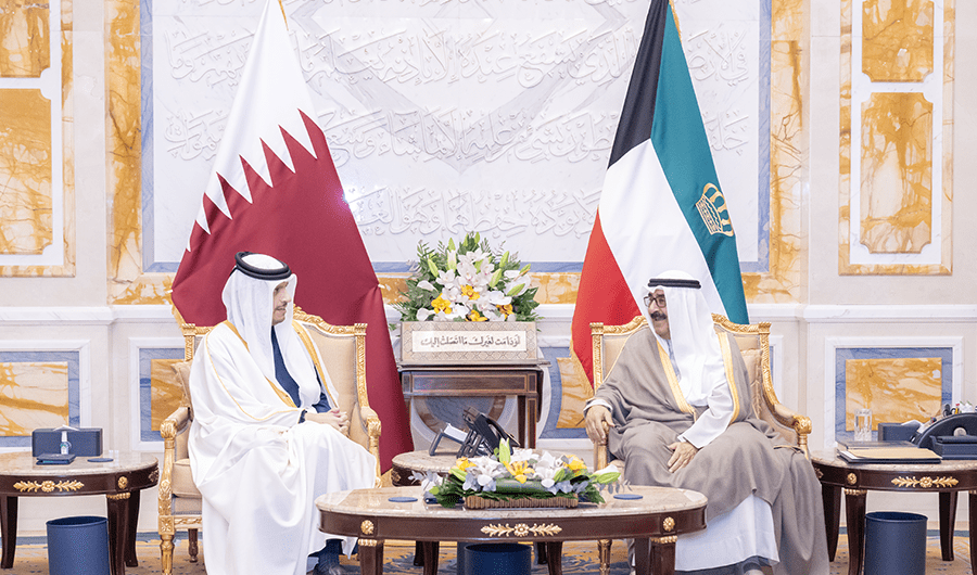 سمو الأمير يستقبل رئيس الوزراء القطري بمناسبة زيارته الرسمية للبلاد