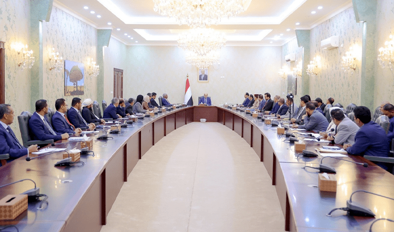 الحكومة اليمنية تعقد أول اجتماع لها بعد تشكيلها وعودتها إلى عدن الحكومة اليمنية تعقد أول اجتماع لها بعد تشكيلها وعودتها إلى عدن
