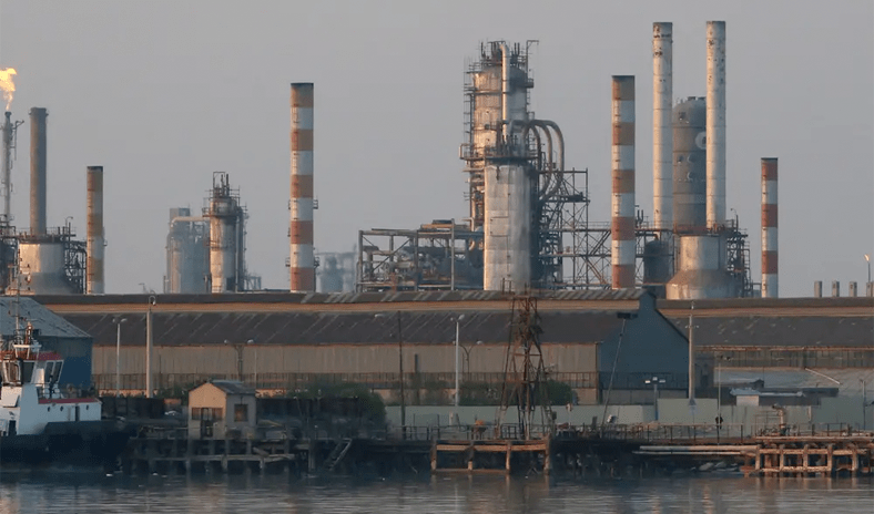 اندلاع حريق بمجمع عبادان الصناعي في إيران وأسعار النفط ترتفع