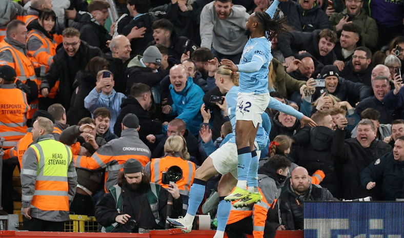 سيتي ينتزع فوزاً مثيراً 2-1 على ليفربول ليواصل مطاردة أرسنال