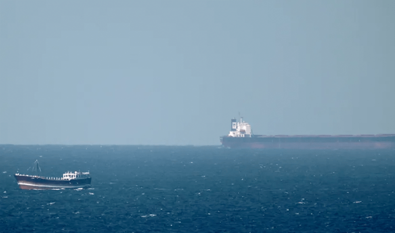 زوارق مسلحة في مضيق هرمز ترسل تحذيرات للسفن العابرة زوارق مسلحة في مضيق هرمز ترسل تحذيرات للسفن العابرة