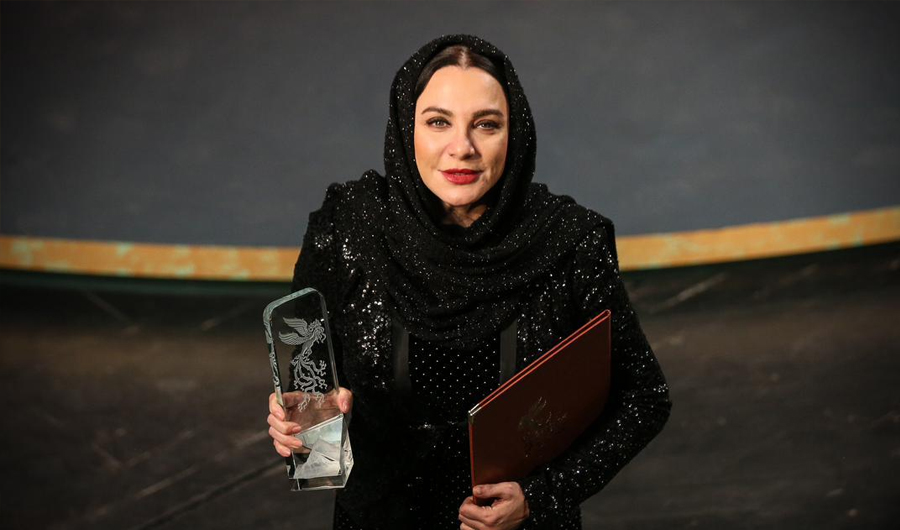 إيران تكرم سلاف فواخرجي بـ«السيمرغ البلورية» عن فيلم «أرض الملائكة» إيران تكرم سلاف فواخرجي بـ«السيمرغ البلورية» عن فيلم «أرض الملائكة»