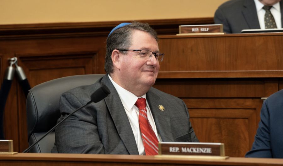 &laquo;الاختيار بين الكلاب والمسلمين ليس صعباً&raquo;.. تصريح نائب أمريكي يشعل غضباً واسعاً