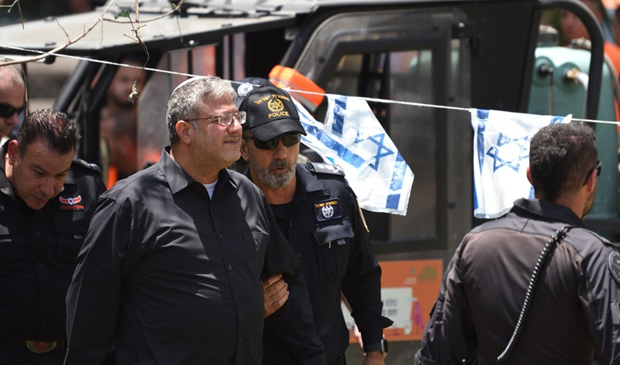 بن غفير يتفقد سجن عوفر ويشرف على تنكيل الأسرى الفلسطينيين