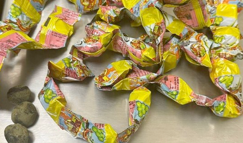 ضبط حشيش وحبوب ترامادول مع مسافرين قادمين من الهند بمطار الكويت