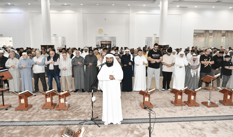 المصلون يؤدون صلاة التراويح في أول أيام شهر رمضان المبارك