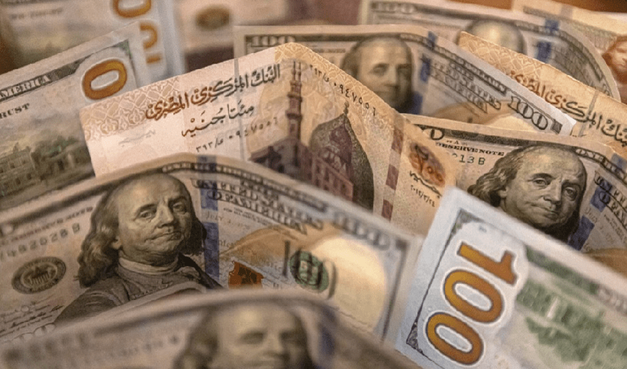 الجنيه المصري يتراجع ليصل إلى مستوى الدولار إلى 54.7 جنيهاً
