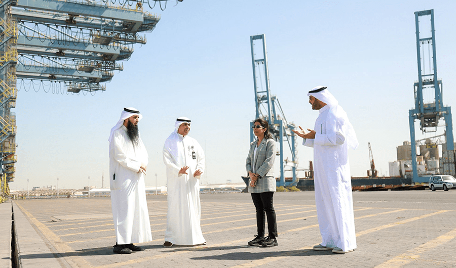 وزيرة الأشغال تتفقد ميناء الشويخ لمتابعة حركة البضائع وتعزيز الأمن الغذائي