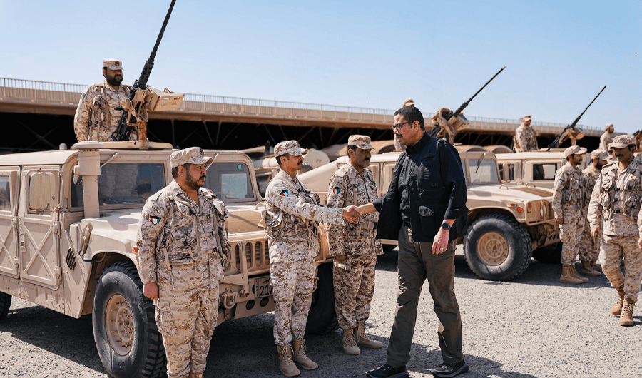 وزير الدفاع يتفقّد عدداً من المواقع الميدانية: مضاعفة الجهود في ظل الأوضاع الراهنة وزير الدفاع يتفقّد عدداً من المواقع الميدانية: مضاعفة الجهود في ظل الأوضاع الراهنة