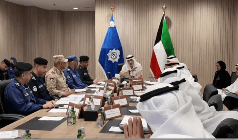 وزير الداخلية يترأس اجتماعاً لمناقشة خطط الطوارئ وتطورات الأوضاع التي تمر بها البلاد والمنطقة