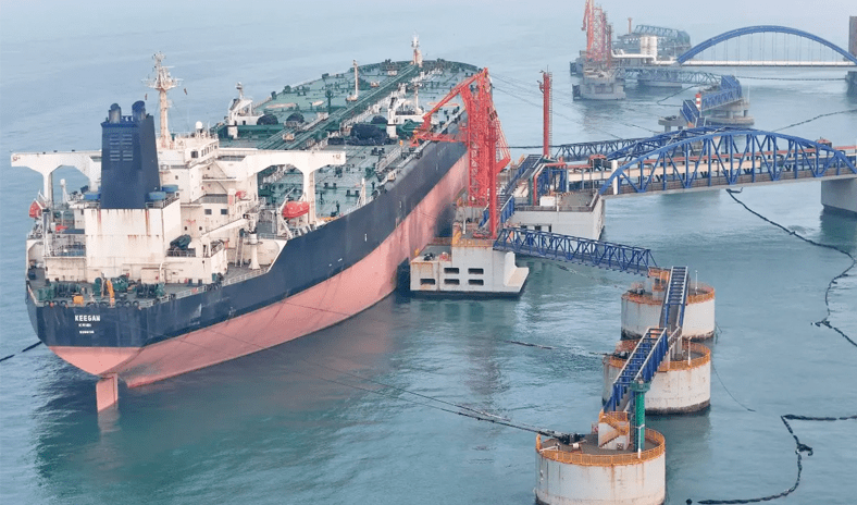 إيران تسمح لـ 20 سفينة باكستانية بالمرور من مضيق هرمز