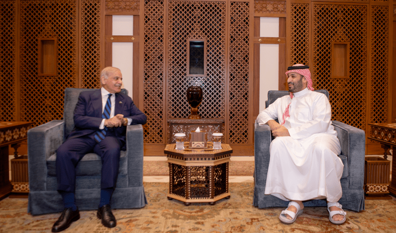 رئيس الوزراء الباكستاني: سنقف دائما بحزم إلى جانب السعودية