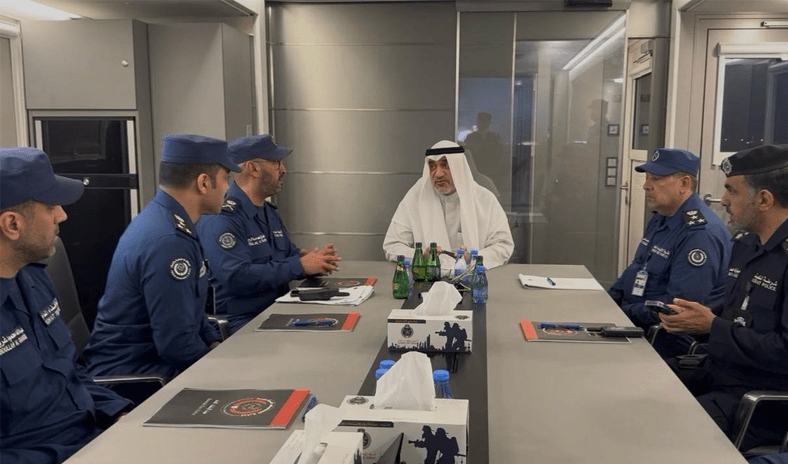 وزير الداخلية يتفقد موقع حريق خزانات الوقود في مطار الكويت الدولي