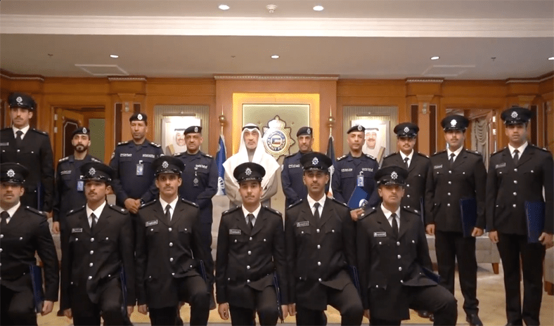 وزير الداخلية يشهد أداء قسم 20 خريجاً وخريجة من أكاديميات شرطية وعسكرية في قطر والإمارات