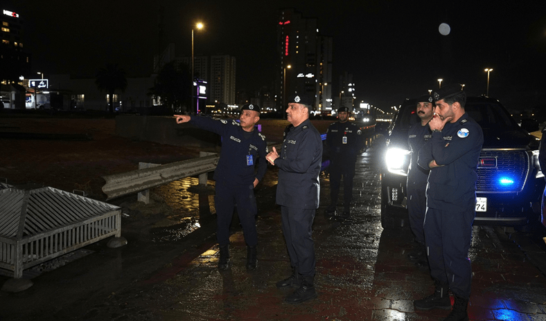 اللواء الوهيب يتفقد عدداً من الطرق والمناطق التي شهدت تجمعات لمياه الأمطار