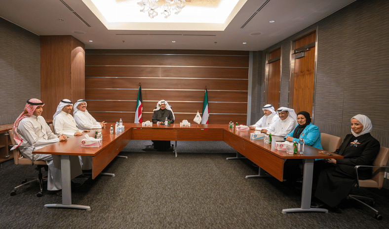 سمو رئيس الوزراء يقوم بزيارة تفقدية إلى مبنى وزارة التربية