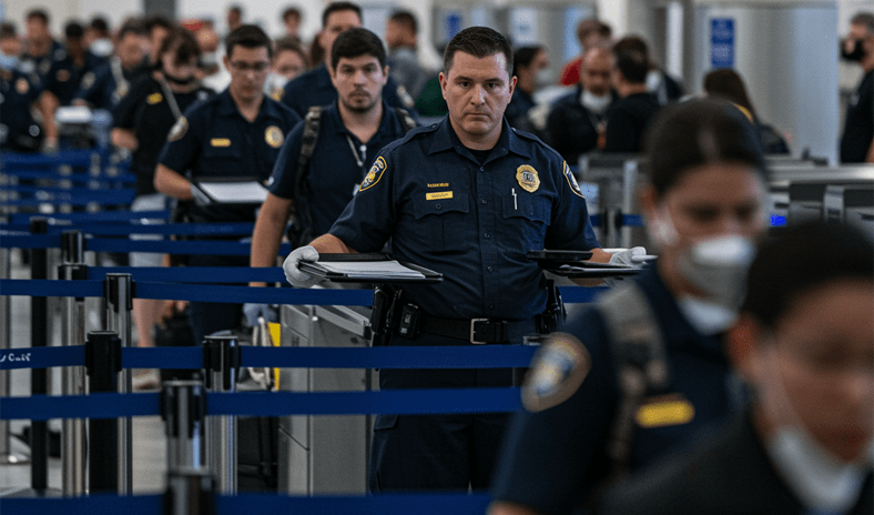 ماسك يعرض دفع رواتب موظفي أمن المطارات الأمريكية وسط أزمة تمويل الحكومة الفدرالية