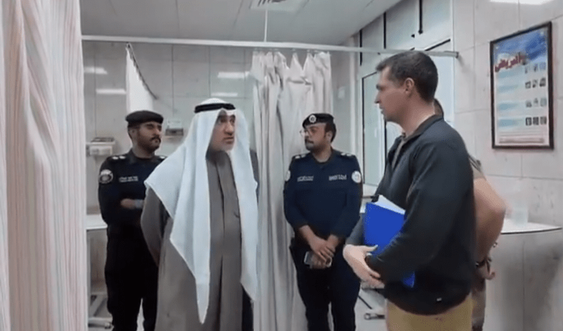 وزير الداخلية يزور المصابين بمستشفى العدان