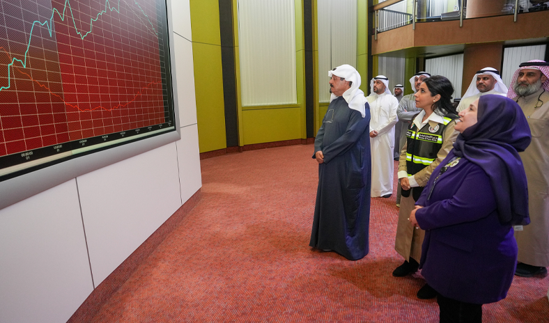 سمو رئيس الوزراء يتفقد مركز التحكم الوطني لوزارة الكهرباء والماء والطاقة المتجددة
