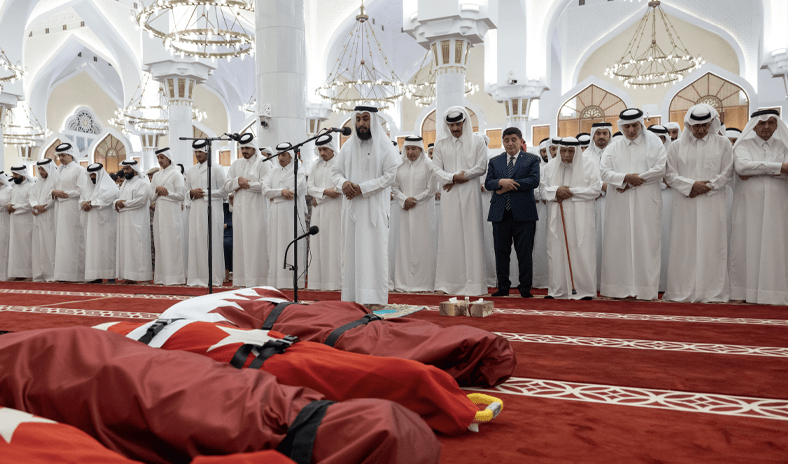 أمير قطر يؤدي صلاة الجنازة على شهداء سقوط مروحية قطرية