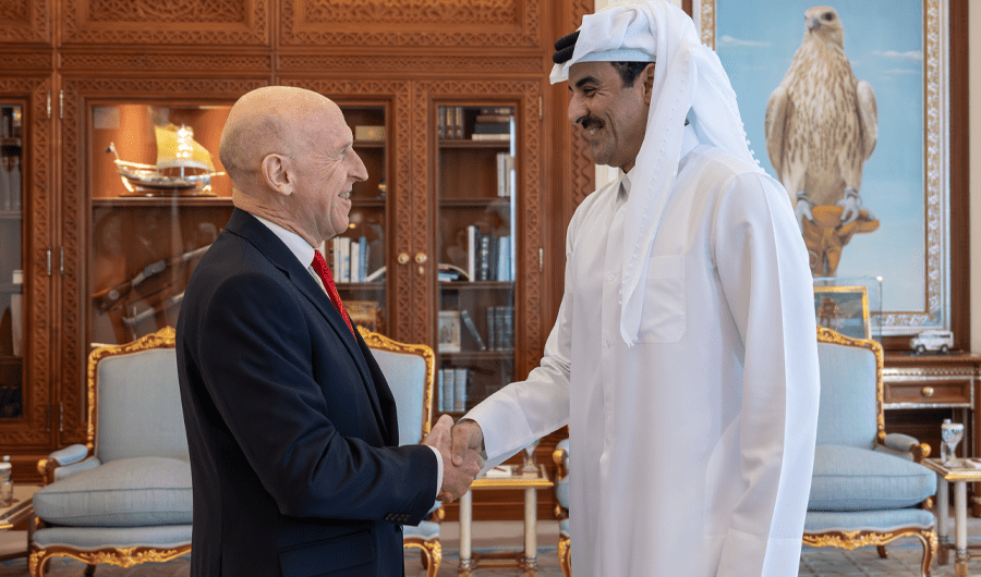 أمير قطر يبحث مع وزير الدفاع البريطاني تطورات الأوضاع الإقليمية والدولية